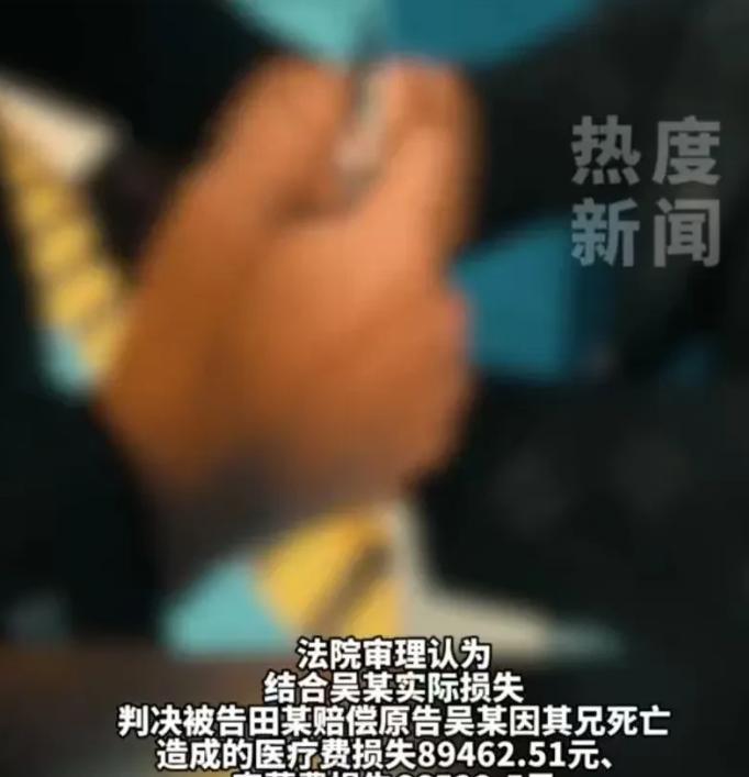 贵州铜仁，男子看到妻子打扮精致，就知道妻子要去会情人了，他马上拿起铁棍，上了车，