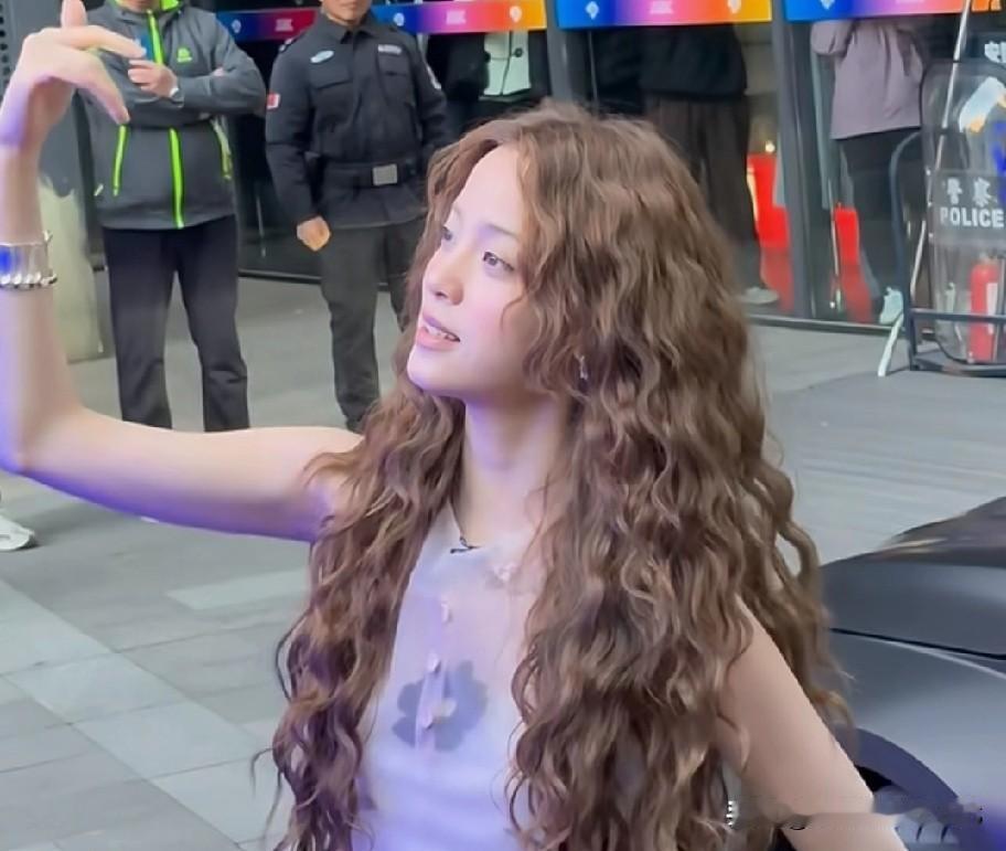 欧阳娜娜这颜值太能打！卷发迷人，手指又细又长，笑起来梨涡超甜。有酒窝的女