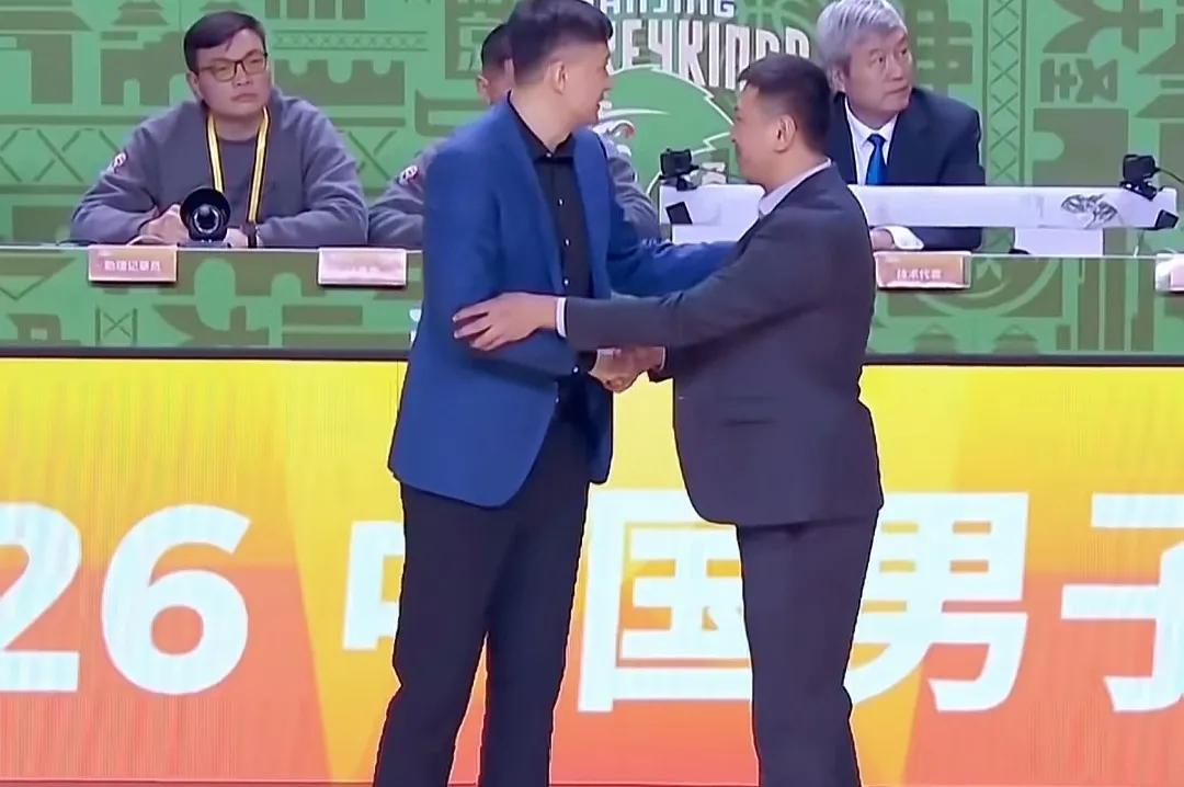 这边打完南京，那边大本营传来消息，深圳击败上海，杜锋听完却是轻唉一声。本想亲手