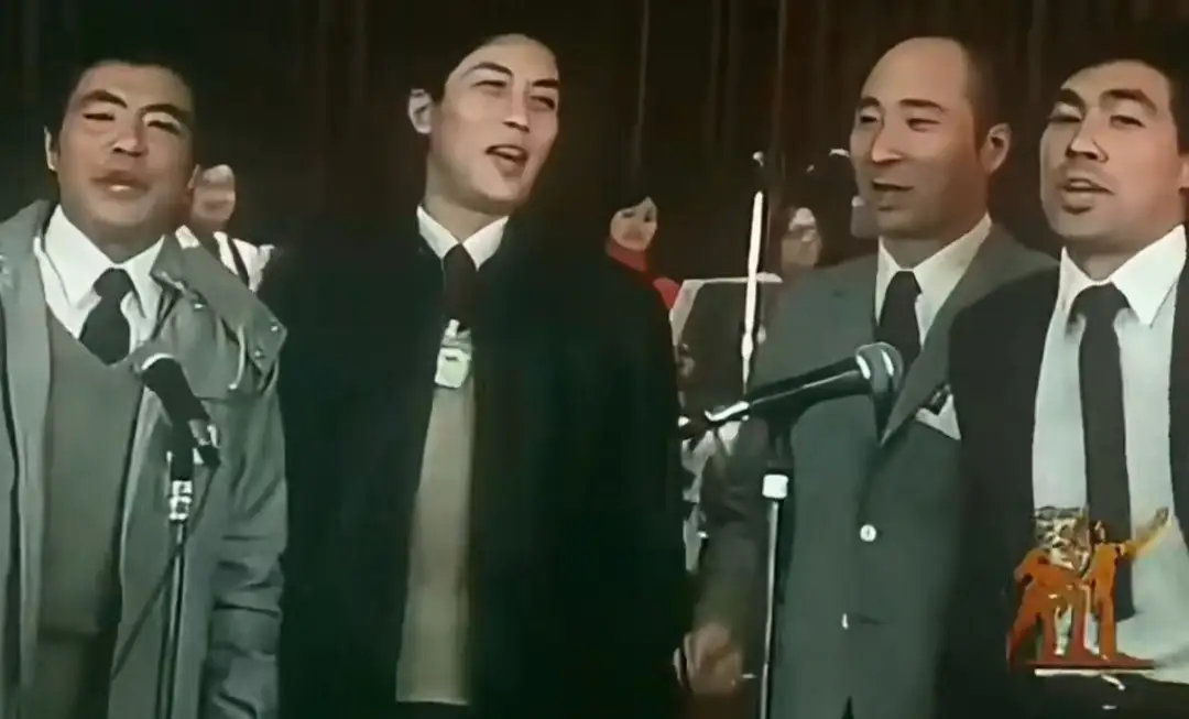 “曲艺圈”四大名场面：一，唐国强与陈佩斯、朱时茂，一起即兴表演唱歌。二，赵本山和冯巩、姜昆，同场合作
