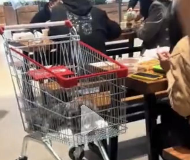 继北京一男子因为嫌弃小区的宠物狗，吓到自己的小孙女，还在他三轮车上乱撒尿，在小区