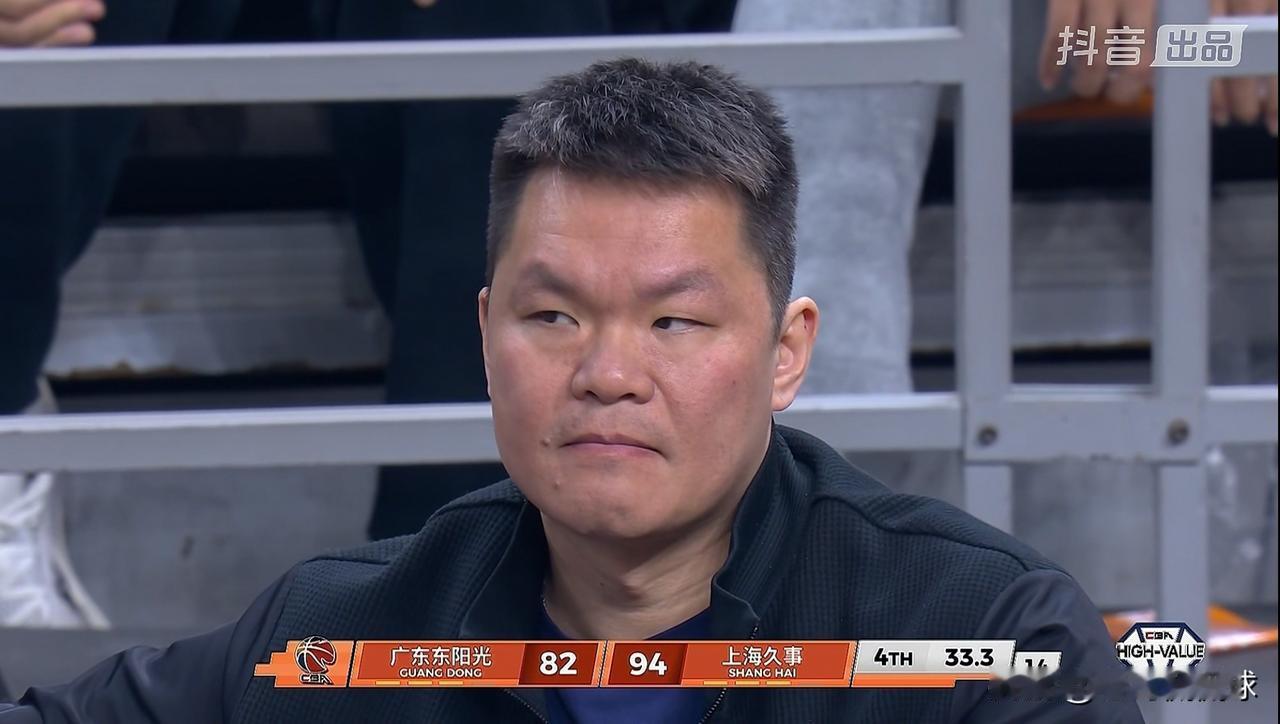 广东东阳光总经理朱芳雨真是欲哭无泪！在今天广东东阳光主场迎战上海久事的比赛中，当
