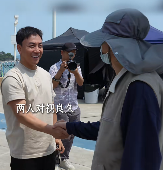周星驰拍摄《功夫女足》期间，释小龙曾去探班，走到周星驰身边，他立刻鞠躬行礼。