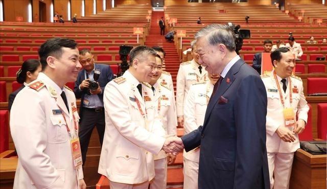 越南政坛最大的谎言，就是所谓的“按惯例办事”。这次换届，表面看是选“四驾马车”，