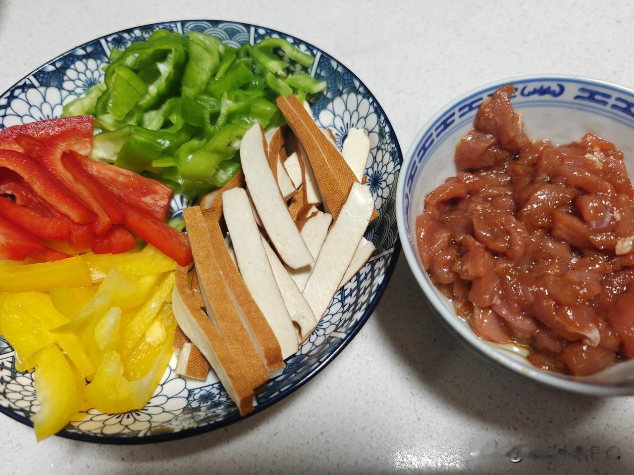 我和老公的晚餐分享～昨天下午去了一趟大超市，买了海虾和蛏子，还有茼蒿豆干青椒里