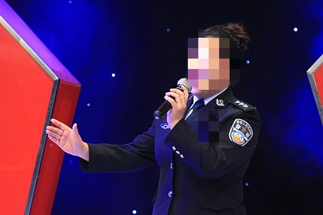 花痴女干部的外号叫“公交车”！我们单位有一个女干部，40出头，未婚，长相一般，