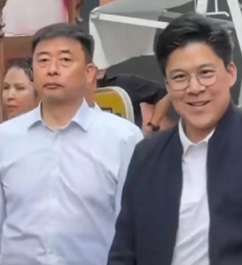 霍家出行不带保镖？别信啊，你们都被骗了。上周霍启刚带三个孩子逛商场，看着就像普