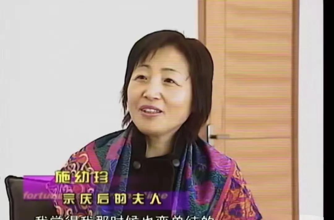 女人还是不要轻易可怜男人吧！看2004年施幼珍的采访有点扎心。她说：“因为他