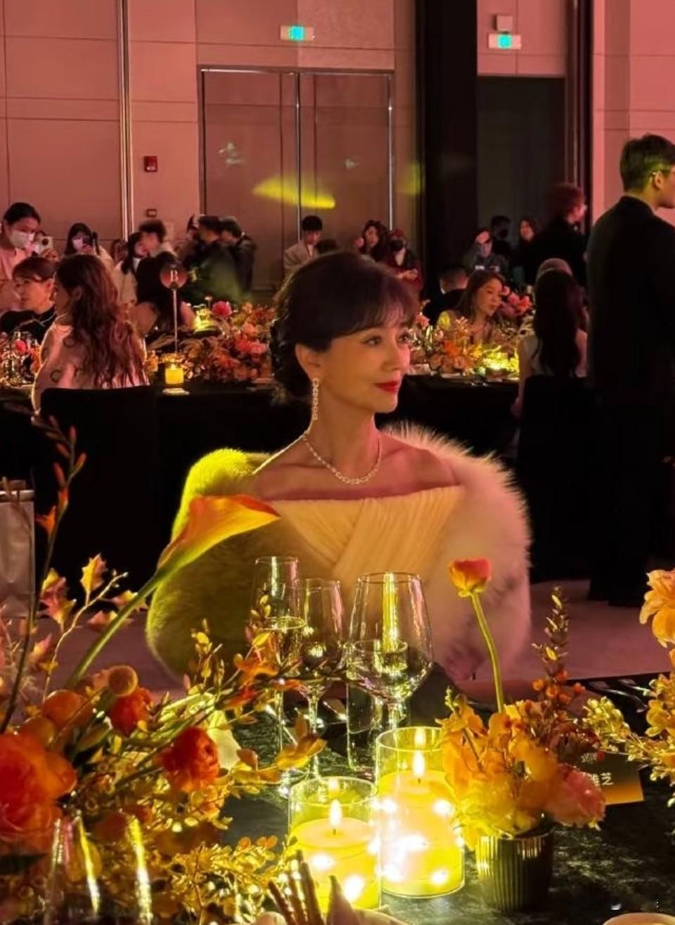 赵雅芝这顶级美貌，我滴老天奶！确实是顶级骨相，脸超小，完全没有发腮双下巴的问题