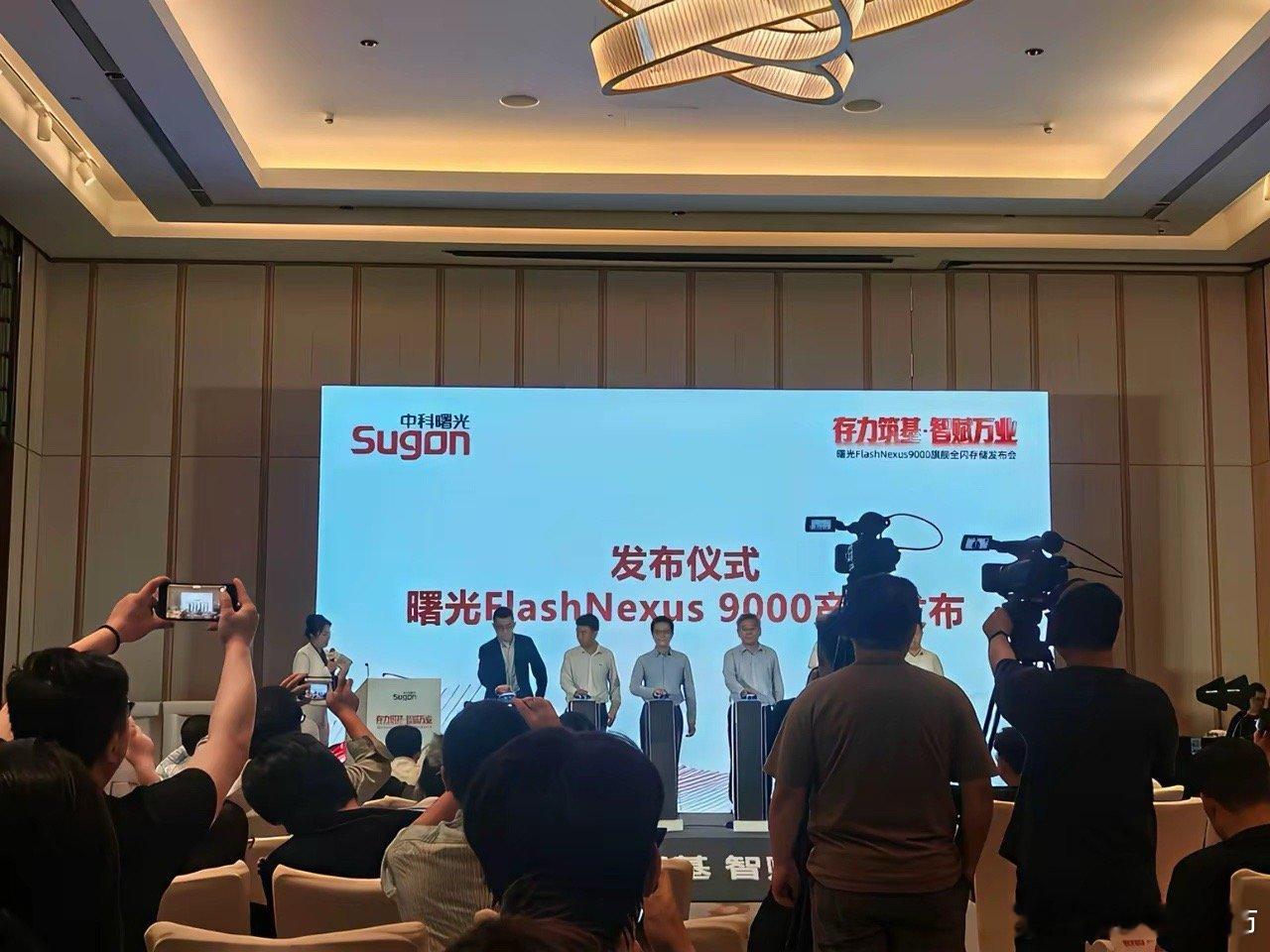 夯爆！国产高端全闪存登顶全球塔尖圈里传了挺久的全球性能最强的高端全闪存终于露面了