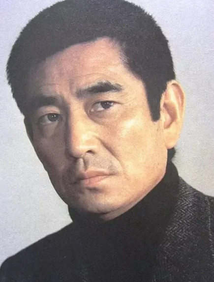 2014年，83岁的高仓健因病去世，他无儿无女，按他的遗嘱，巨额遗产全部归了保姆