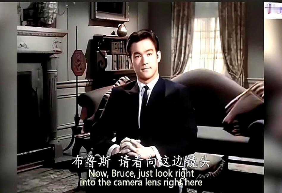 李小龙一段罕见视频流出，才知道周星驰为什么把他当神。画面里他一身西装，脚踩皮