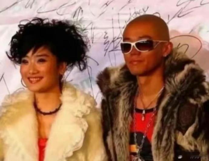 刚出道时的凤凰传奇🆚现代的凤凰传奇感觉不是同一个人[捂脸哭][捂脸哭]​​​