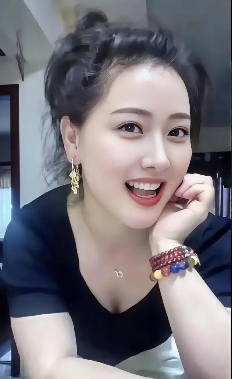 笑容灿烂的美女