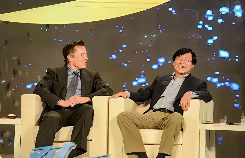 网上流传着杨元庆十多年前和马斯克的照片，还有这次国宴上他主动与马斯克的合影。以前
