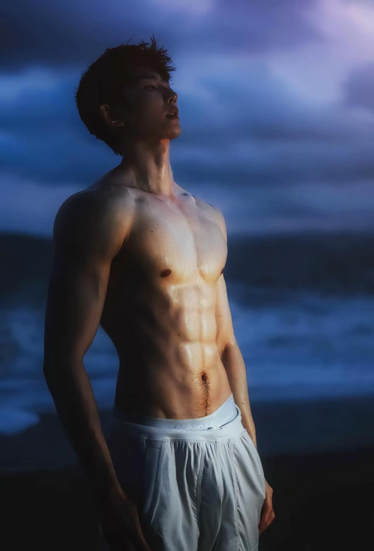 晒图笔记大赛夏天的海边简直是视觉盛宴。那些穿泳裤和无袖背心的男生在沙滩上打球，肌