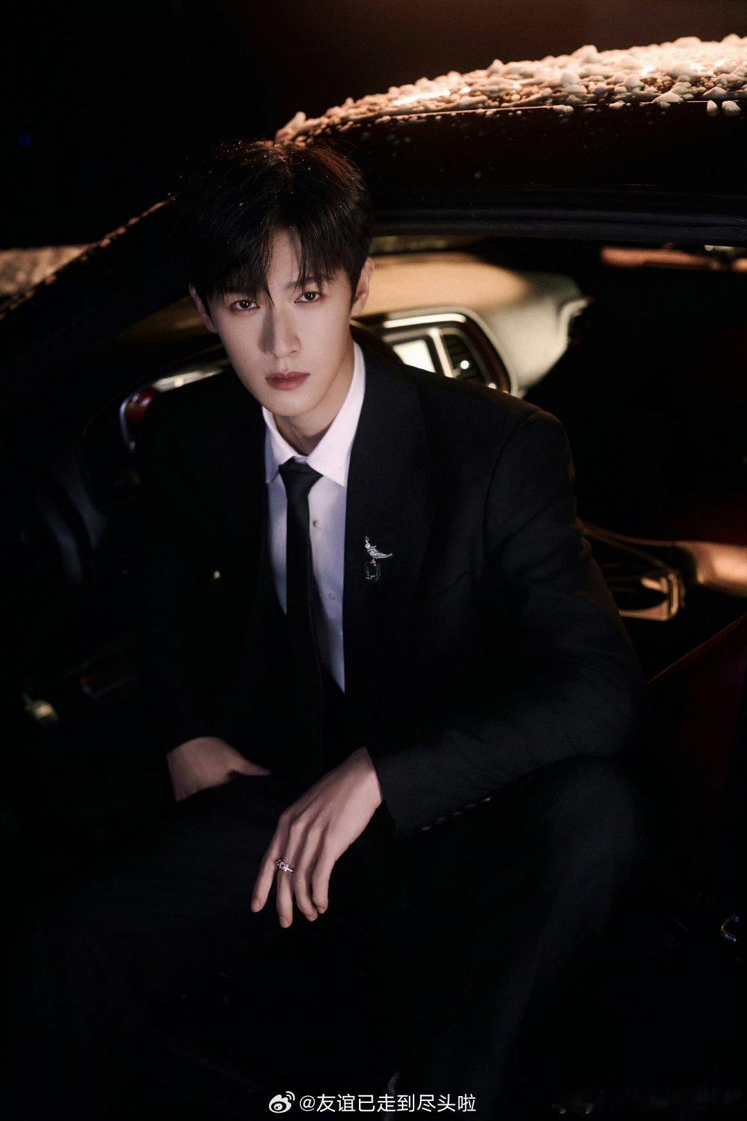 李昀锐和丁禹兮这次出发图都选择和车一起出镜。一个是雪夜清冷一个是复古明快星光大赏