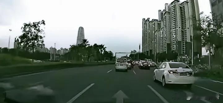 阿维塔南宁市区连撞15车，不是应该首先质疑驾驶员吗？阿维塔南