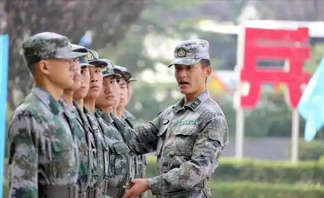 当兵选2年、5年还是12年，退伍费、待遇和前途差别特别大，选哪个全看自己的规划。