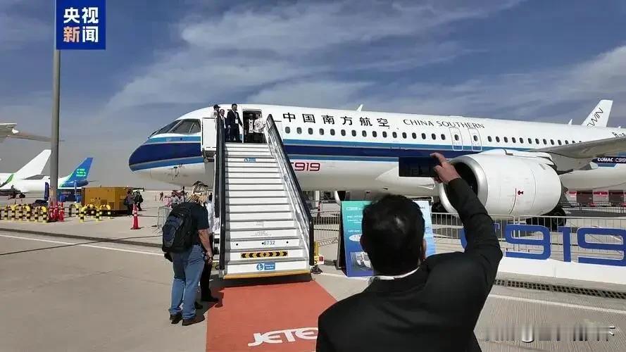 C919这回在迪拜航展可太吸睛了！迪拜航展的天空，因C919的首次中东亮相更