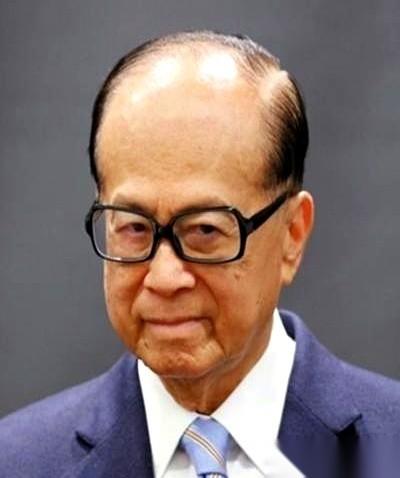 三罐红油漆，就这么泼在了李嘉诚香港总部的门口。一个49岁的大哥，从内地过去，啥