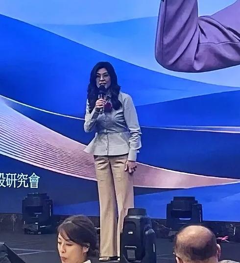 郑丽文的口风开始变了，在9月21日出席活动的时候，已经不再提对2028有百分百的