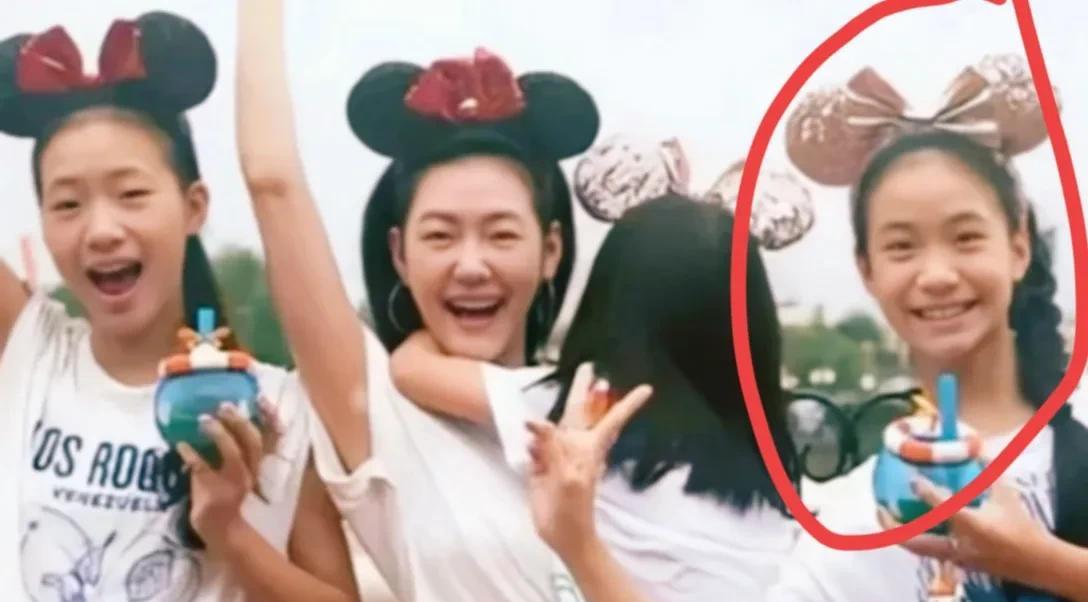 一直好奇谁在夸小S的二女儿Lily长得漂亮，是“小林志玲”。通过Lily思念大