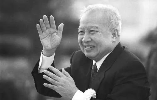 1971年，许世友宴请西哈努克亲王，亲王喝酒时来者不拒，连喝了10多杯茅台，惊的