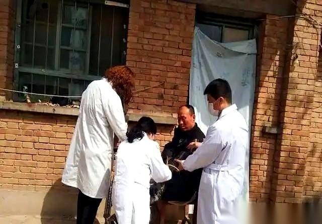 那种排长队、领鸡蛋、纯粹走过场的老年体检，国家不陪着玩了。从今年起，不再是所有