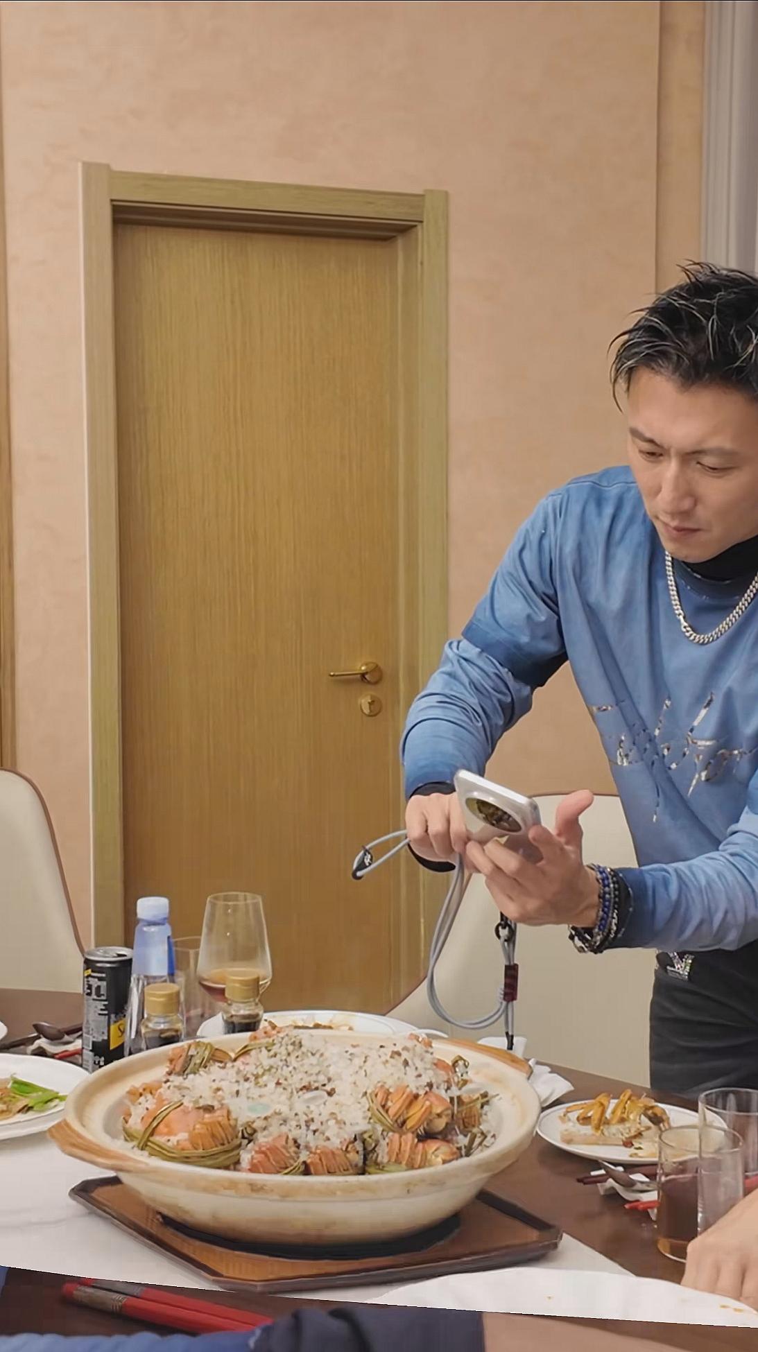 不懂就问，谢霆锋这用的是什么手机？其实很好辨认，从镜头Deco设计、侧边的实