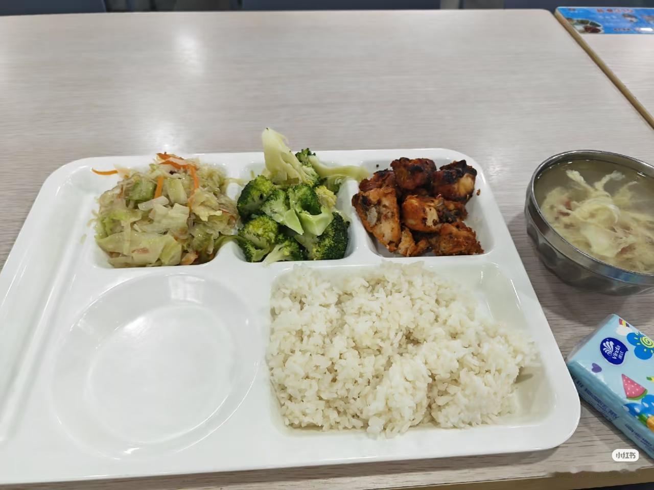 江苏一大学食堂的饭菜价格:包菜三块，西兰花四块，鸡肉六块，米饭一块，合计14块钱