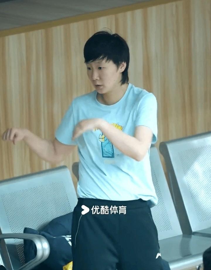 她的眼神，真的变了。以前看王曼昱打球，眉眼里总拧着一股“杀气”。现在呢，那股