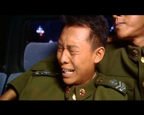 重刷破防！《士兵突击》史今退伍封神名场面，竟是戏外真情流露谁能想到，《士兵突击