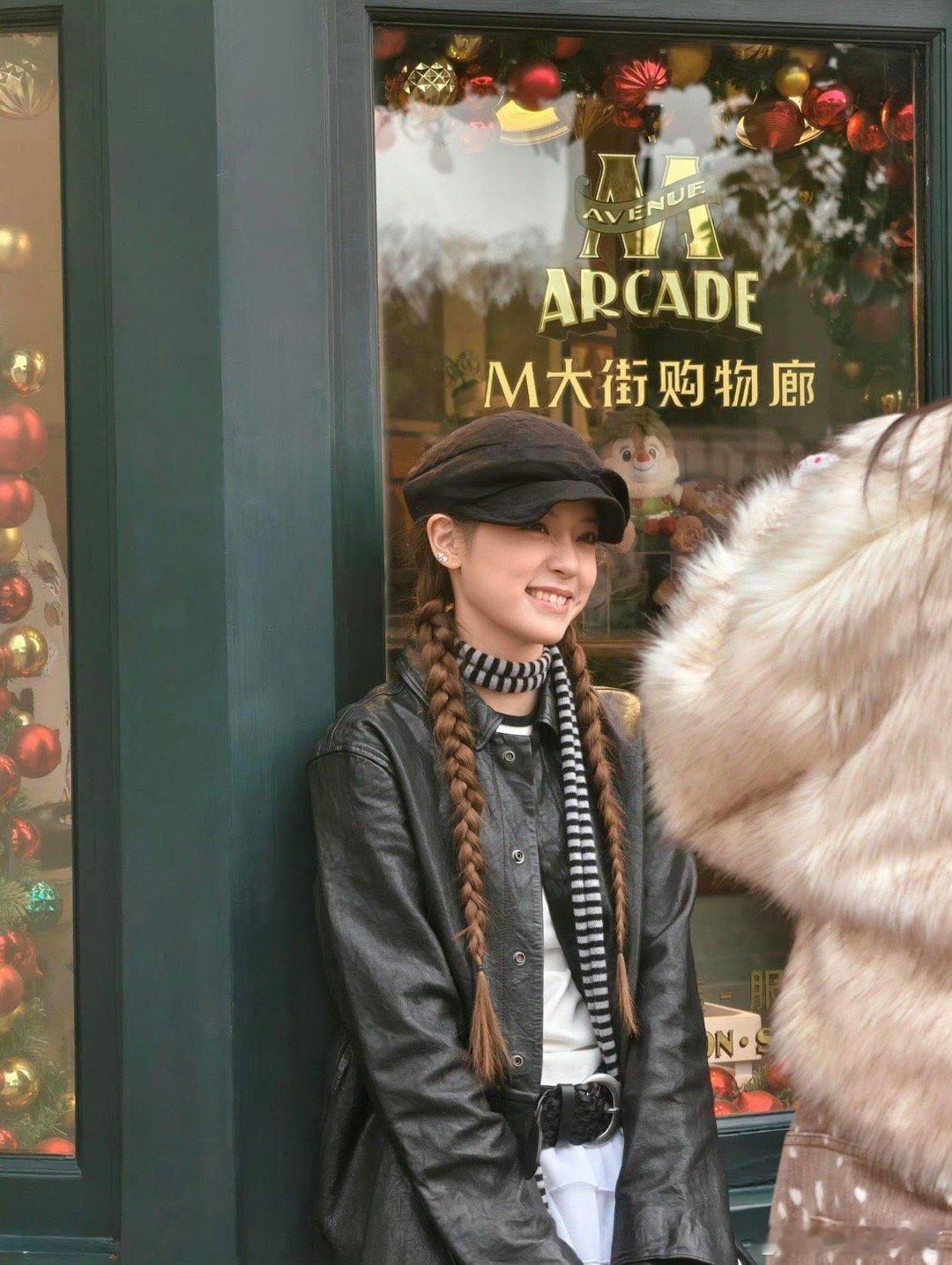 迪士尼偶遇欧阳娜娜网友在迪士尼偶遇欧阳娜娜啦~娜娜一直很大方的！每次出门被偶遇都