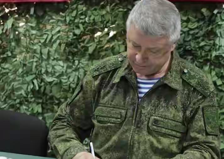 还原俄中将遇刺细节，中弹后徒手掰坏刺客手枪，能活下来全凭本事血泊中，那只掰弯的