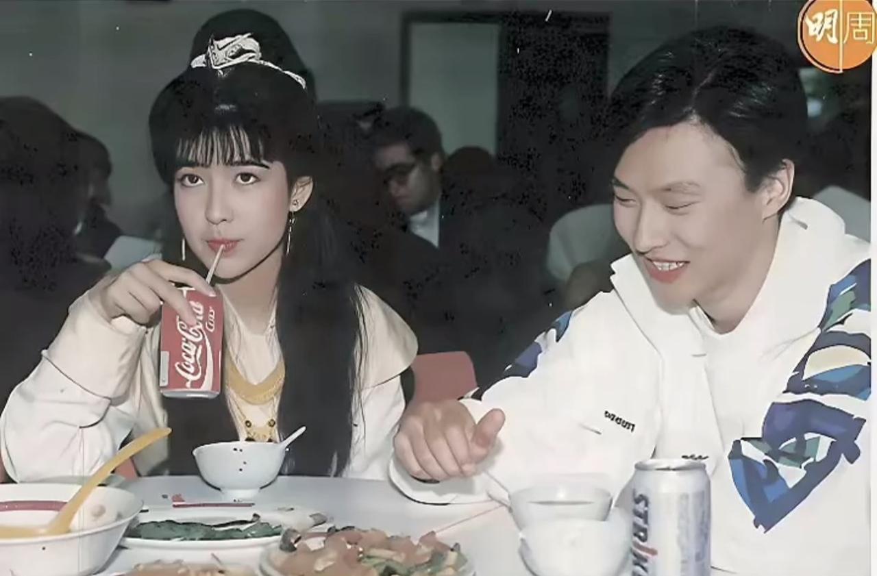1991年，周慧敏在拍古装剧《武林幸运星》时，与倪震在tvb饭堂吃饭时的画面。