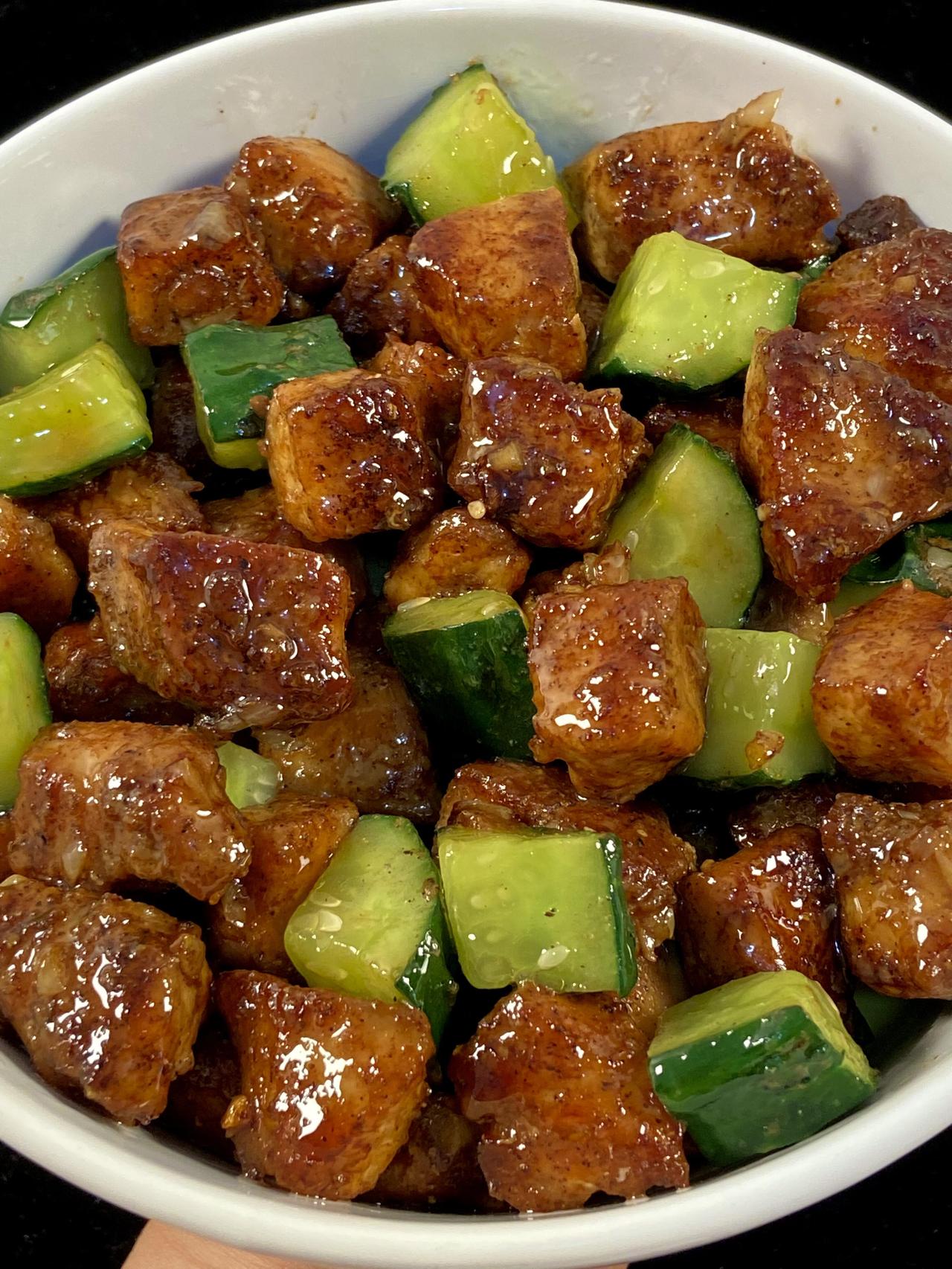黄瓜炒鸡胸肉真的绝了，好吃到舔手指！早知道这个配方我早天天做！鸡胸肉煎得焦