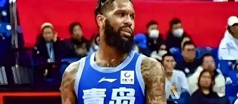 山东连夜摁下鲍威尔，体检表却先亮红灯。球迷刷屏：得分猛、态度拼，就怕旧伤再来