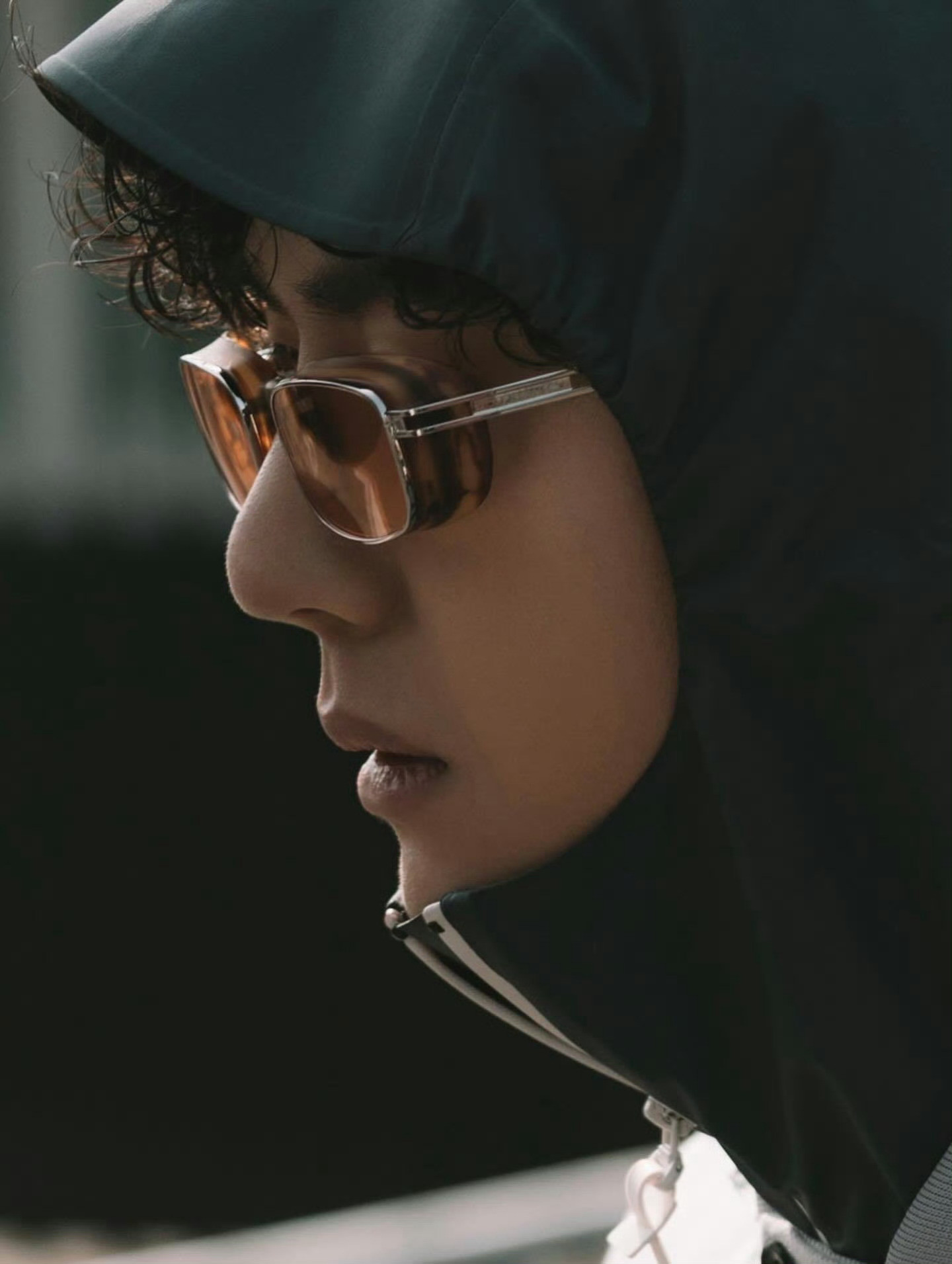 王一博自然活力感谢分享海外摄影师说拍到王一博好难！为粉丝们点赞！摄影师：实话说拍