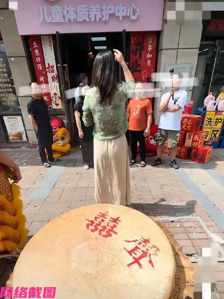 广东佛山有家儿童体质养护中心准备开业时，请来醒狮队表演采青，没有想到遭遇到楼上女