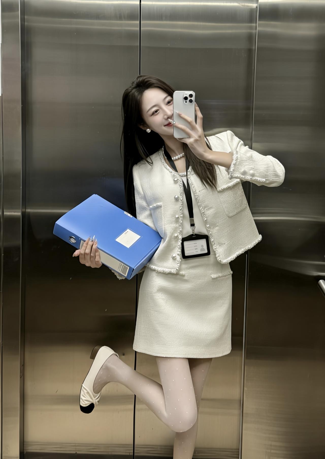 正常穿搭推荐，无不良引导今天推荐这套是温柔干练的小香风通勤套装，整体奶白色调