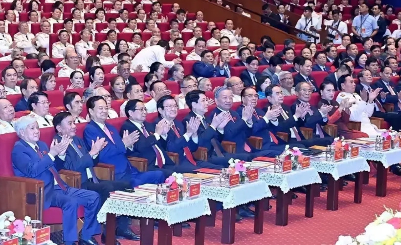 我们发现，越南方面无论是重大活动场合还是重要喜庆节日总能看到越南上层其乐融融、团