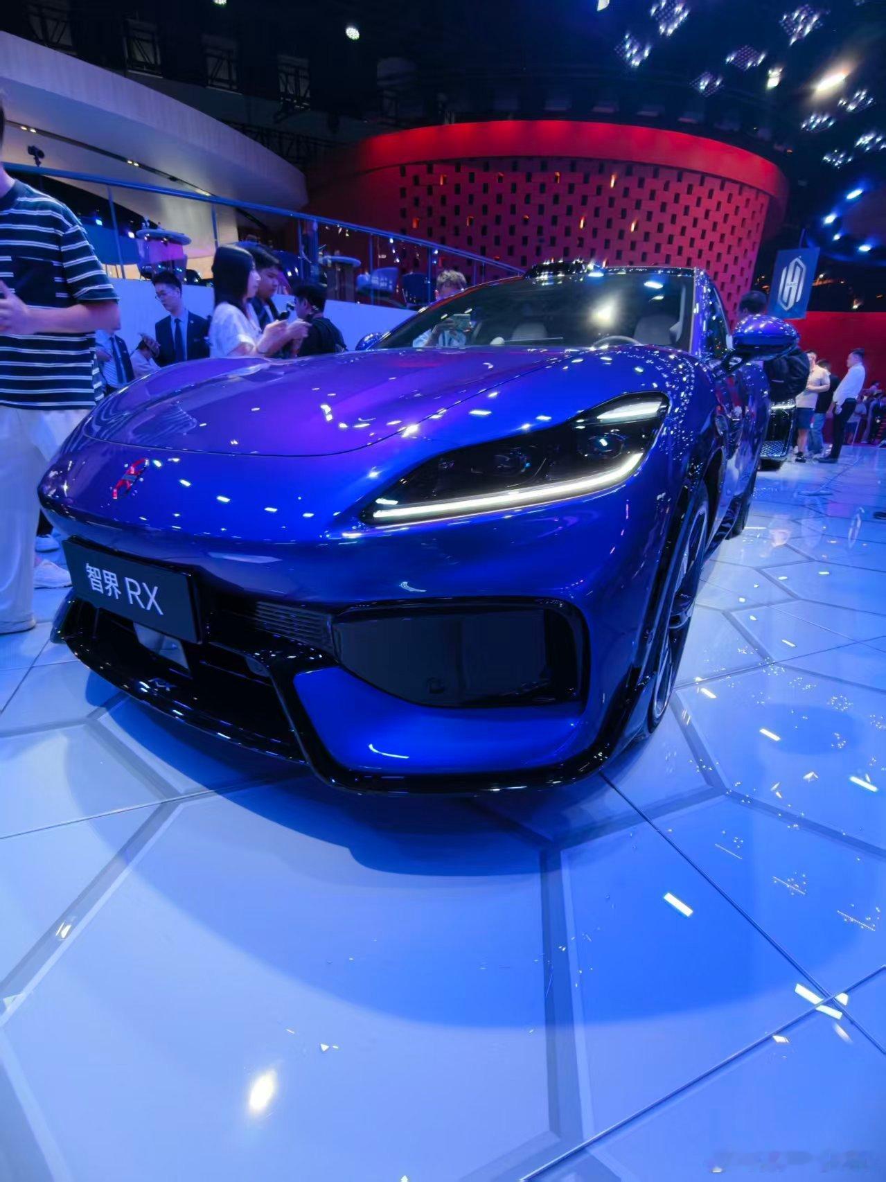 成都车展智界展台，直接把全家家底全部搬过来了RX、V9、新S7、R7，一台都不少，全部整齐就位。智界