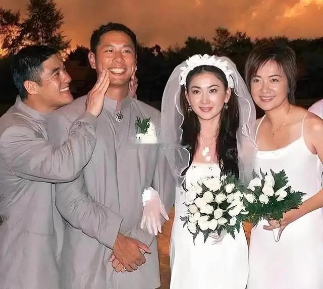 60岁温碧霞在尖沙咀被偶遇，与丈夫何祖光十指紧扣，结婚多年不生育，生活依旧幸福