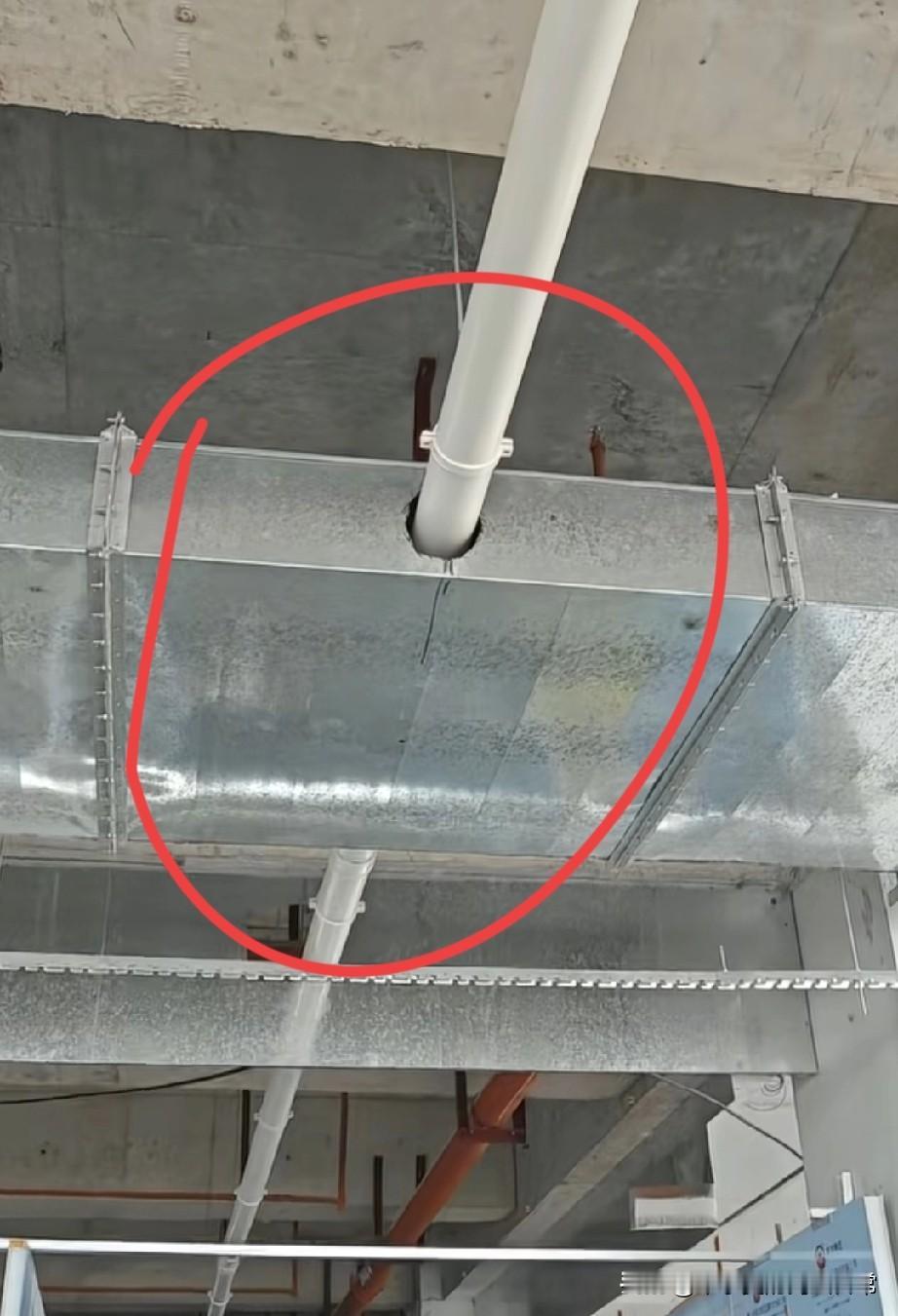 干了十年工地的老炮看傻了：这管道装得比宫斗还狠！工地上这波操作，直接给十年