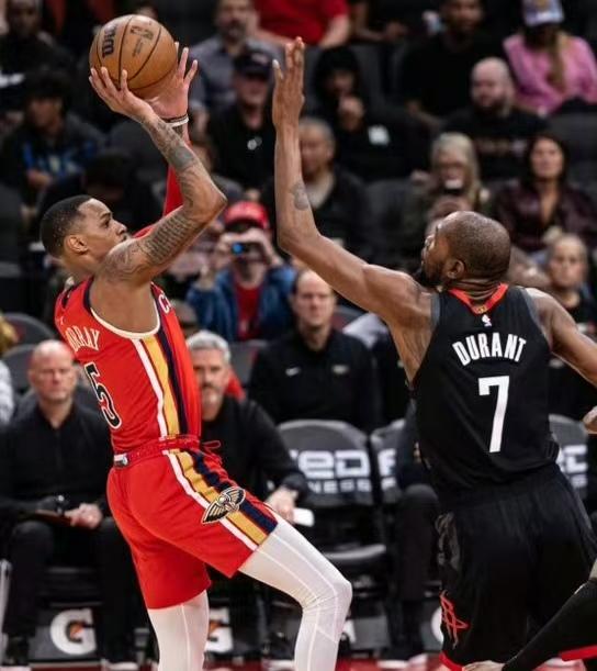 杜兰特绝杀鹈鹕，这一战诞生三大事实随着穆雷的复出，与锡安、墨菲组成三核驱动，鹈