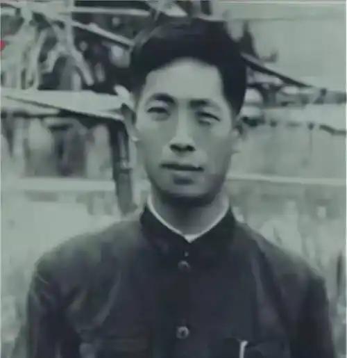1938年的武汉，炮火撕裂长空，长江水面漂浮着断壁残垣。一位名叫袁兴烈的铁路工人