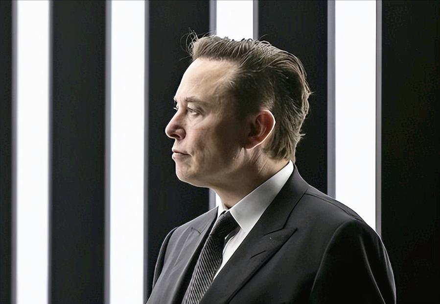 马斯克亲口认栽了，这位造火箭、卖电动车的商界大佬公开表示很后悔，原本跨界想去美国