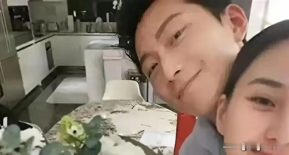 窦骁演主角大火，他是一个实力派的演员，大家都知道他的妻子是赌王的女儿。这几年二人