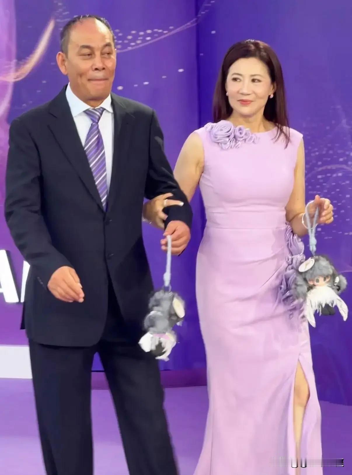 张光北老婆真美啊，61岁的年纪、丰满挺拔的身材，大方自信有女人味，还挺性感！